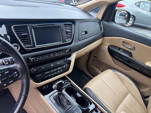 Used 2015 Kia Sedona SX FWD image 17