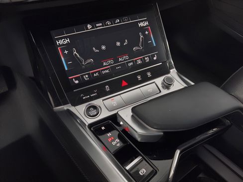 Used 2022 Audi e-tron Premium Plus w/ Premium Plus Package image 25