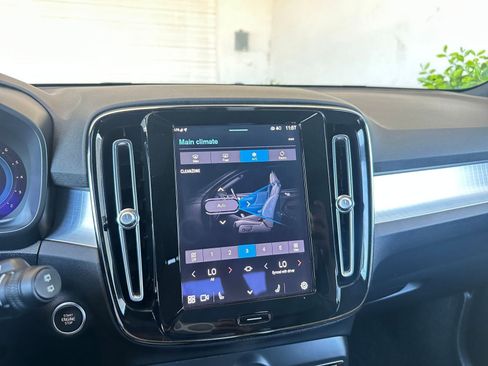 Used 2024 Volvo XC40 B5 Core image 22
