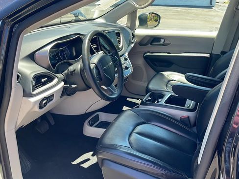 Used 2023 Chrysler Pacifica Touring-L FWD image 9