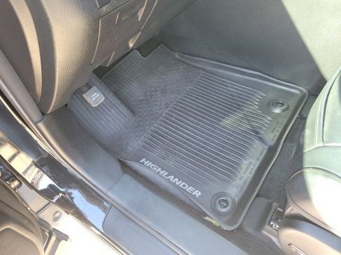 Used 2018 Toyota Highlander SE image 12