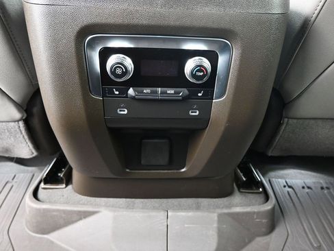 Certified 2024 GMC Yukon SLT w/ SLT Luxury Package image 23