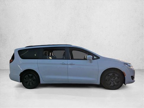 Used 2020 Chrysler Pacifica Touring-L w/ S Appearance Package image 5