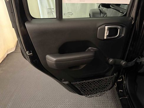 Used 2018 Jeep Wrangler Unlimited Sport image 22