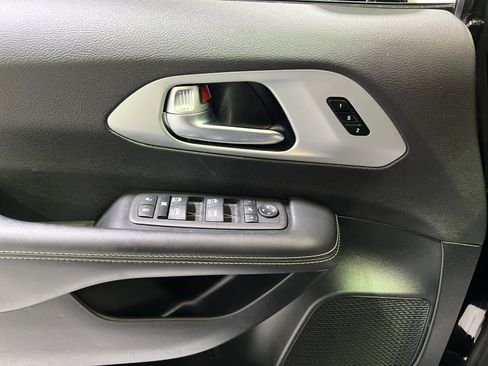 Used 2025 Chrysler Pacifica Limited image 25