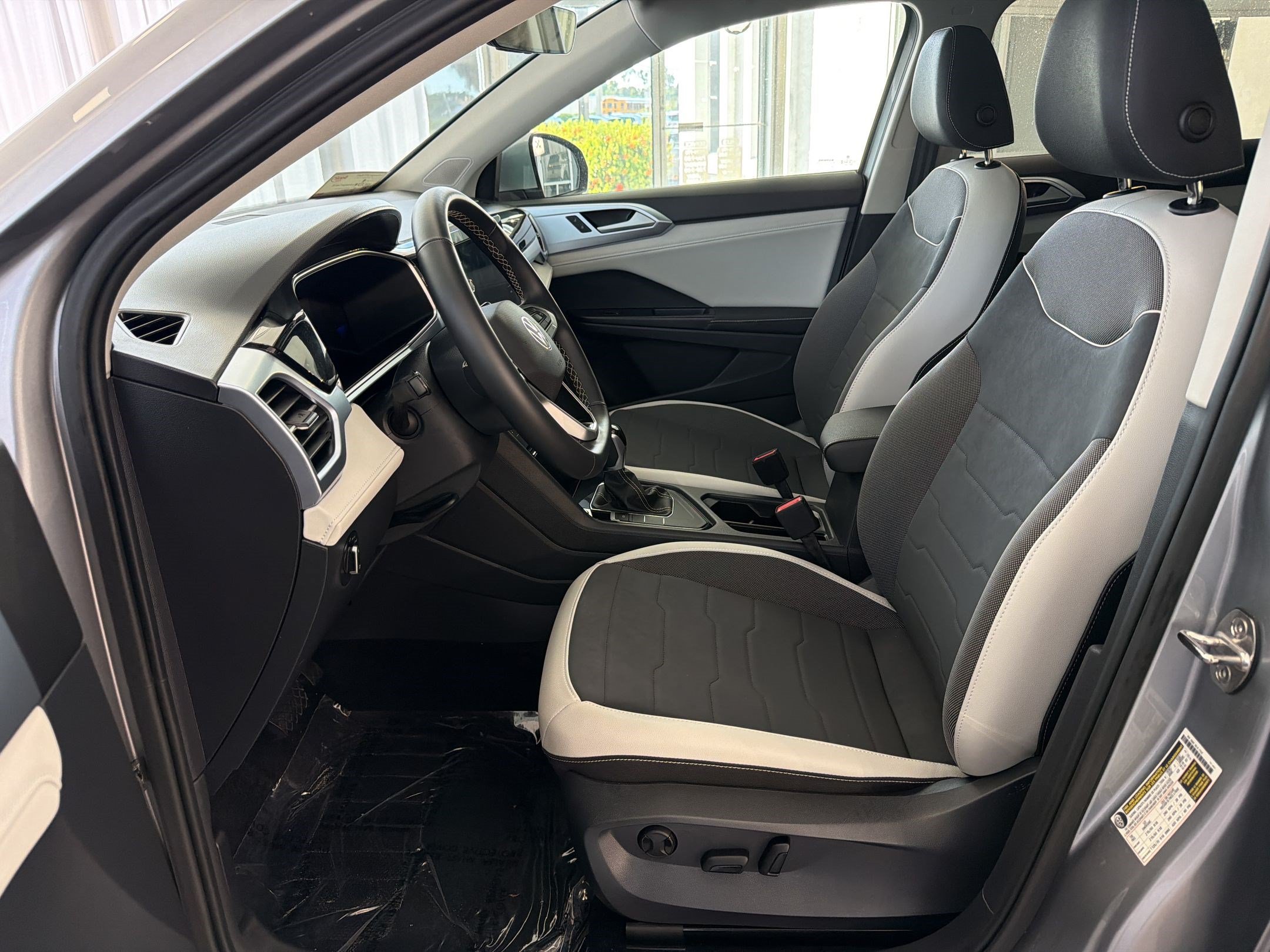 Certified 2026 Volkswagen Taos SE FWD image 5