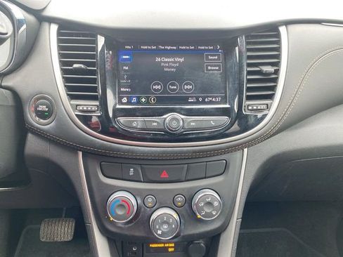 Used 2022 Chevrolet Trax LT w/ LT Convenience Package image 13