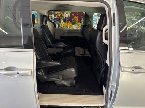 Used 2024 Chrysler Pacifica Touring-L image 48