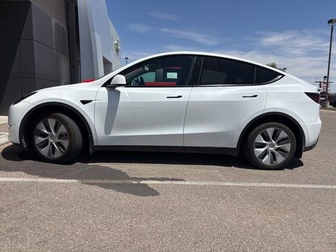 Used 2022 Tesla Model Y Long Range AWD/4WD image 2