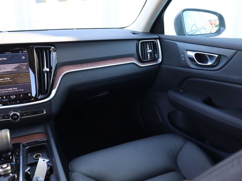 Used 2025 Volvo V60 B5 Cross Country Plus image 13