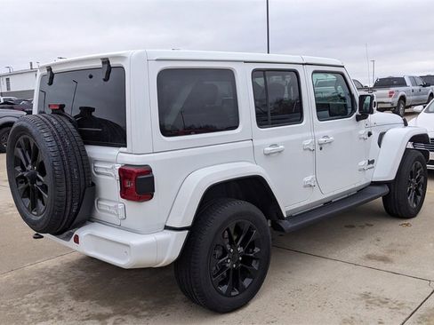 Used 2021 Jeep Wrangler Unlimited Sahara image 3