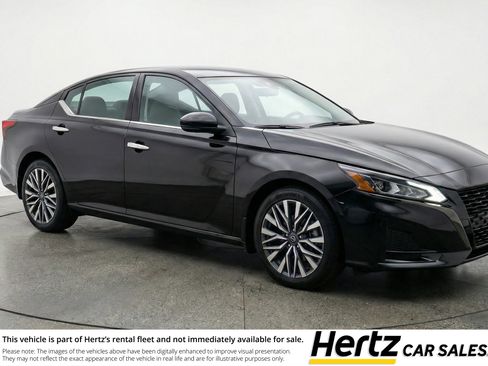 Used 2025 Nissan Altima 2.5 SV image 1