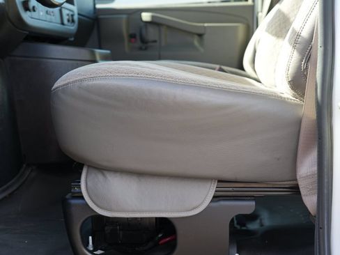 Used 2017 Chevrolet Express 2500 RWD image 15