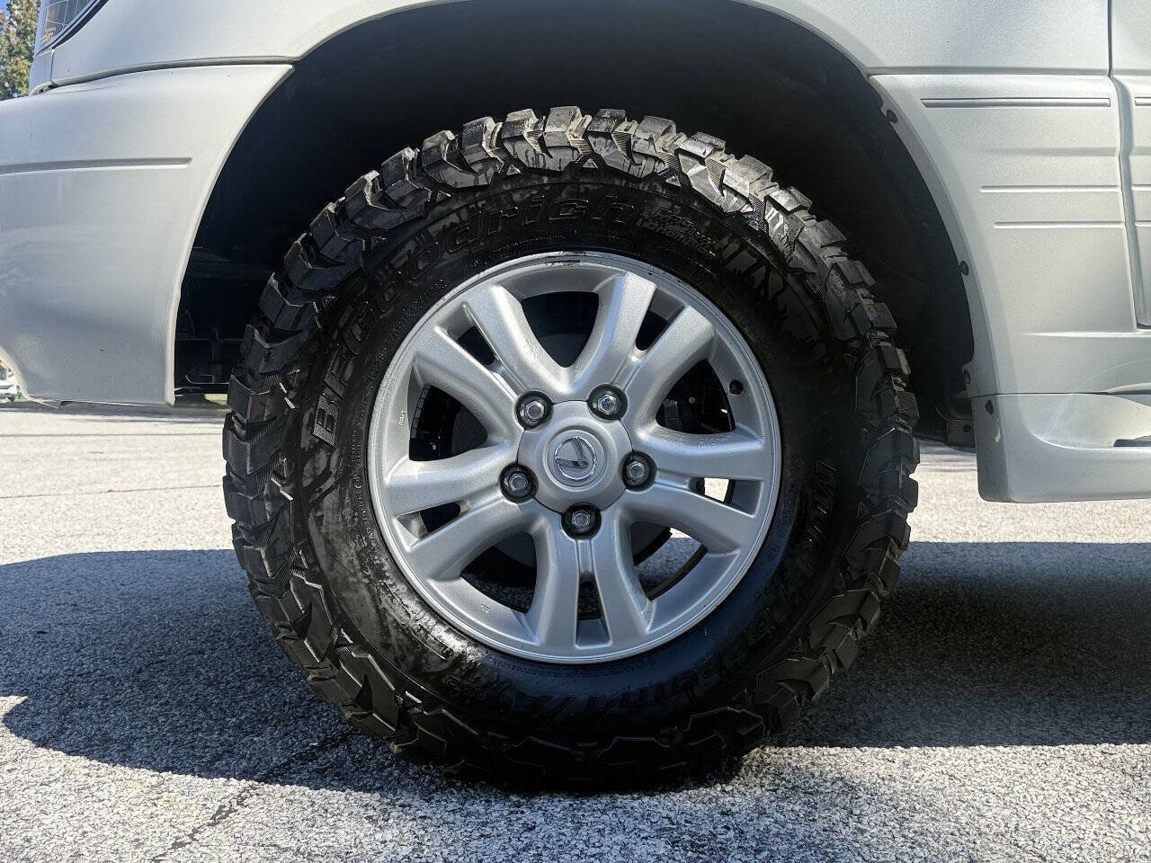 Used 2005 Lexus LX 470 4WD w/ Preferred Accessory Pkg image 18