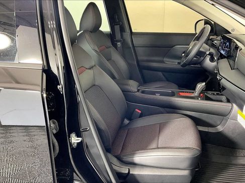 Certified 2025 Nissan Kicks SR FWD image 10