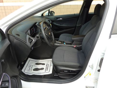 Used 2018 Chevrolet Cruze LT w/ Convenience Package FWD image 21