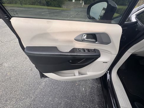 Used 2018 Chrysler Pacifica Limited w/ Advanced Safetytec Group image 23