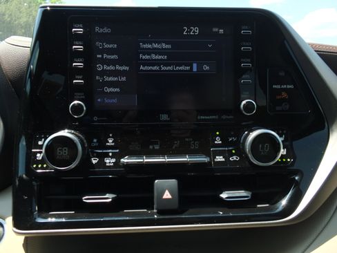 Used 2020 Toyota Highlander Limited FWD image 30