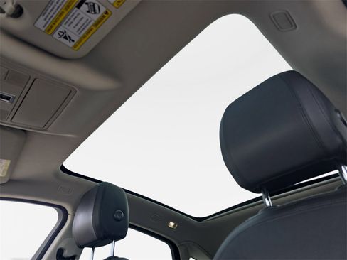 Used 2019 Jaguar E-PACE SE image 33