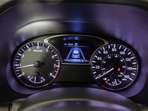 Used 2020 Nissan Pathfinder SV image 32