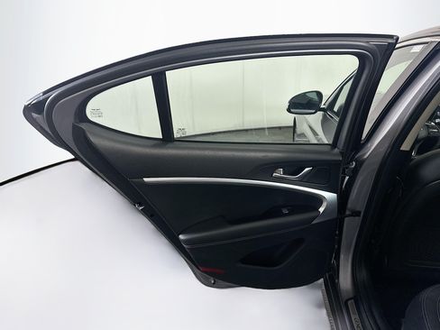 Used 2025 Genesis G70 2.5T RWD image 27