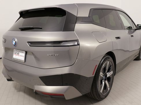 Used 2023 BMW iX xDrive50 w/ Premium Package image 11