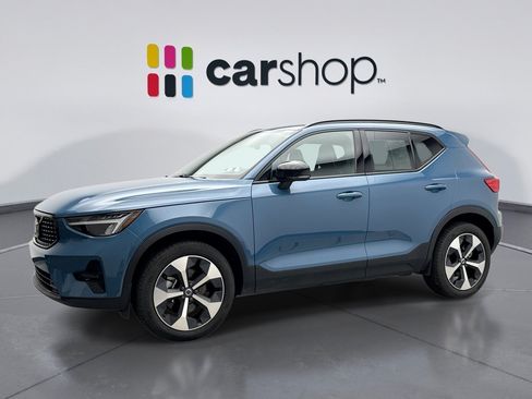 Used 2025 Volvo XC40 B5 Plus AWD/4WD image 1