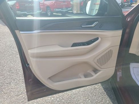 New 2025 Jeep Grand Cherokee Limited w/ Luxury Tech Group II image 10