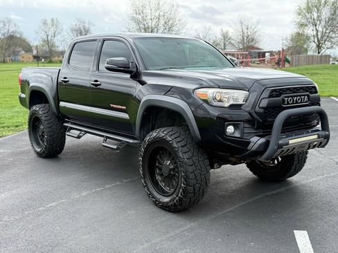 Used 2017 Toyota Tacoma TRD Off-Road w/ Premium & Technology Package image 3