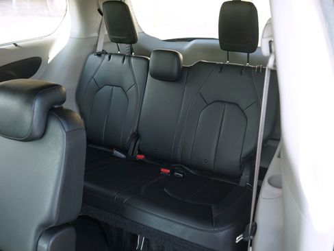 Used 2018 Chrysler Pacifica Touring-L FWD image 29