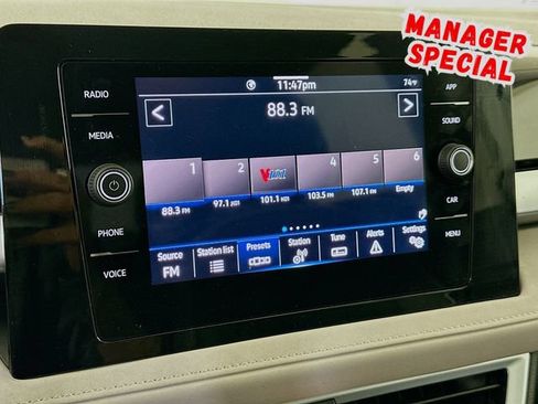 Used 2025 Volkswagen Taos SE FWD image 15