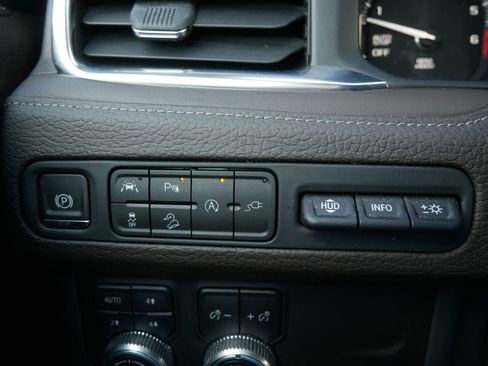 Used 2021 GMC Yukon Denali w/ Denali Premium Package image 27