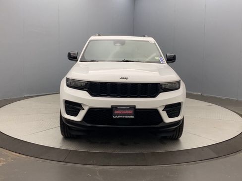 Used 2023 Jeep Grand Cherokee Altitude AWD/4WD image 8
