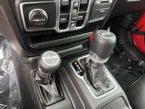 Used 2023 Jeep Wrangler Unlimited Sahara w/ Cold Weather Group AWD/4WD image 28