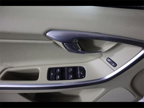Used 2015 Volvo XC60 T5 Platinum image 20