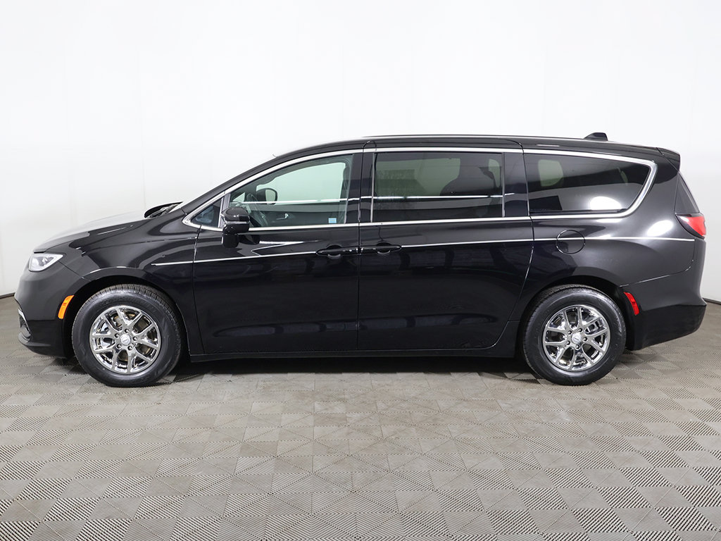 Used 2025 Chrysler Pacifica Select FWD image 19