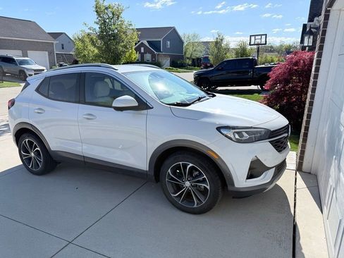 Used 2021 Buick Encore GX Essence w/ Advanced Technology Package FWD image 1