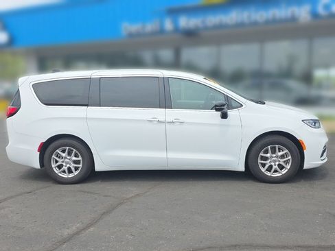 Used 2024 Chrysler Pacifica Touring-L FWD image 8