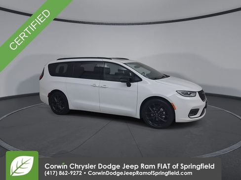 Certified 2025 Chrysler Pacifica Limited image 2