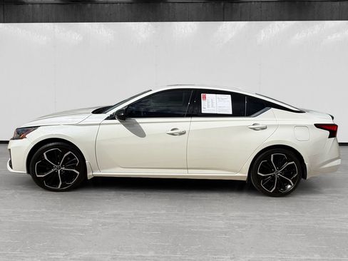 Used 2025 Nissan Altima 2.5 SR w/ SR Premium Package FWD image 2