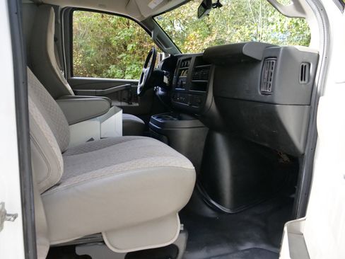 Used 2018 GMC Savana 3500 Cargo Van / 6.0L V8 / Utility w/ Driver Convenience Package image 35