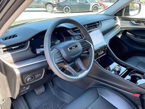 Used 2023 Jeep Grand Cherokee Limited w/ Black Appearance Package image 13