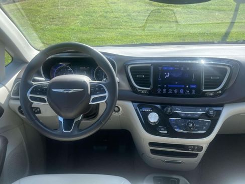 Used 2017 Chrysler Pacifica Touring-L w/ 13 Speaker Alpine Sound Group FWD image 12