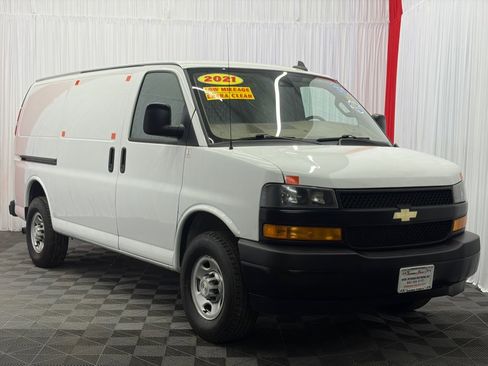 Used 2021 Chevrolet Express 3500 w/ Driver Convenience Package RWD image 2