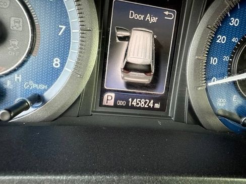 Used 2019 Toyota Sienna Limited Premium FWD image 2