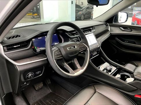 Used 2023 Jeep Grand Cherokee L Limited AWD/4WD image 8