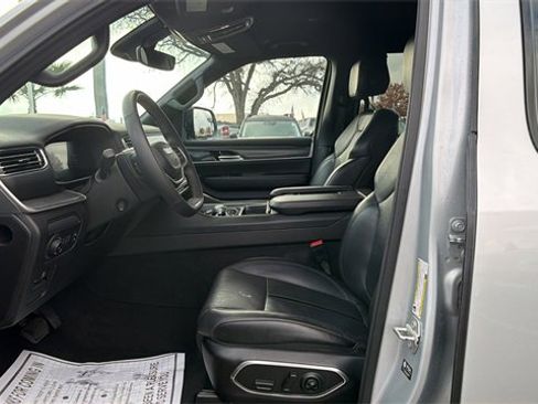 Used 2024 Jeep Wagoneer L Series II w/ Flexible Seating Group image 9