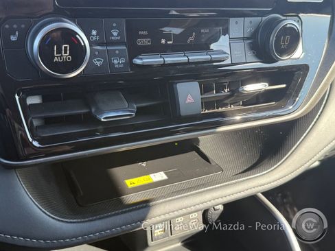 Used 2024 Toyota Highlander XLE image 24