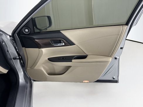 Used 2017 Honda Accord Touring image 25