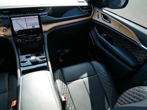 Used 2024 Jeep Grand Cherokee Summit image 9